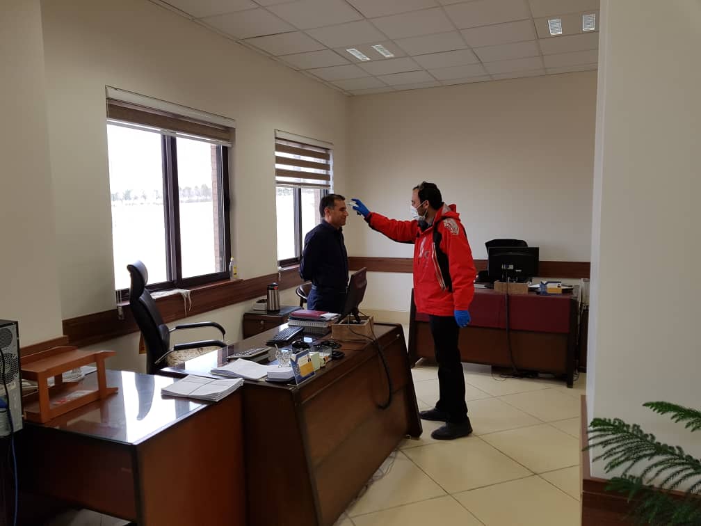 تب سنجی ۱۸۰۰ نفر از کارکنان ادارات زنجان از سوی داوطلبان و امدادگران هلال‌احمر استان